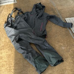 Patagonia Gortex bibs and jacket. Like new